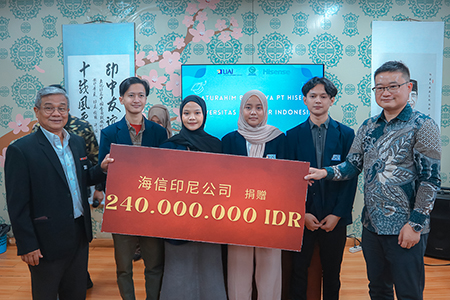 PT Hisense Salurkan Program Beasiswa ke Empat Mahasiswa Program Studi Bahasa Mandarin dan Kebudayaan Tiongkok UAI sebesar Rp240 Juta 